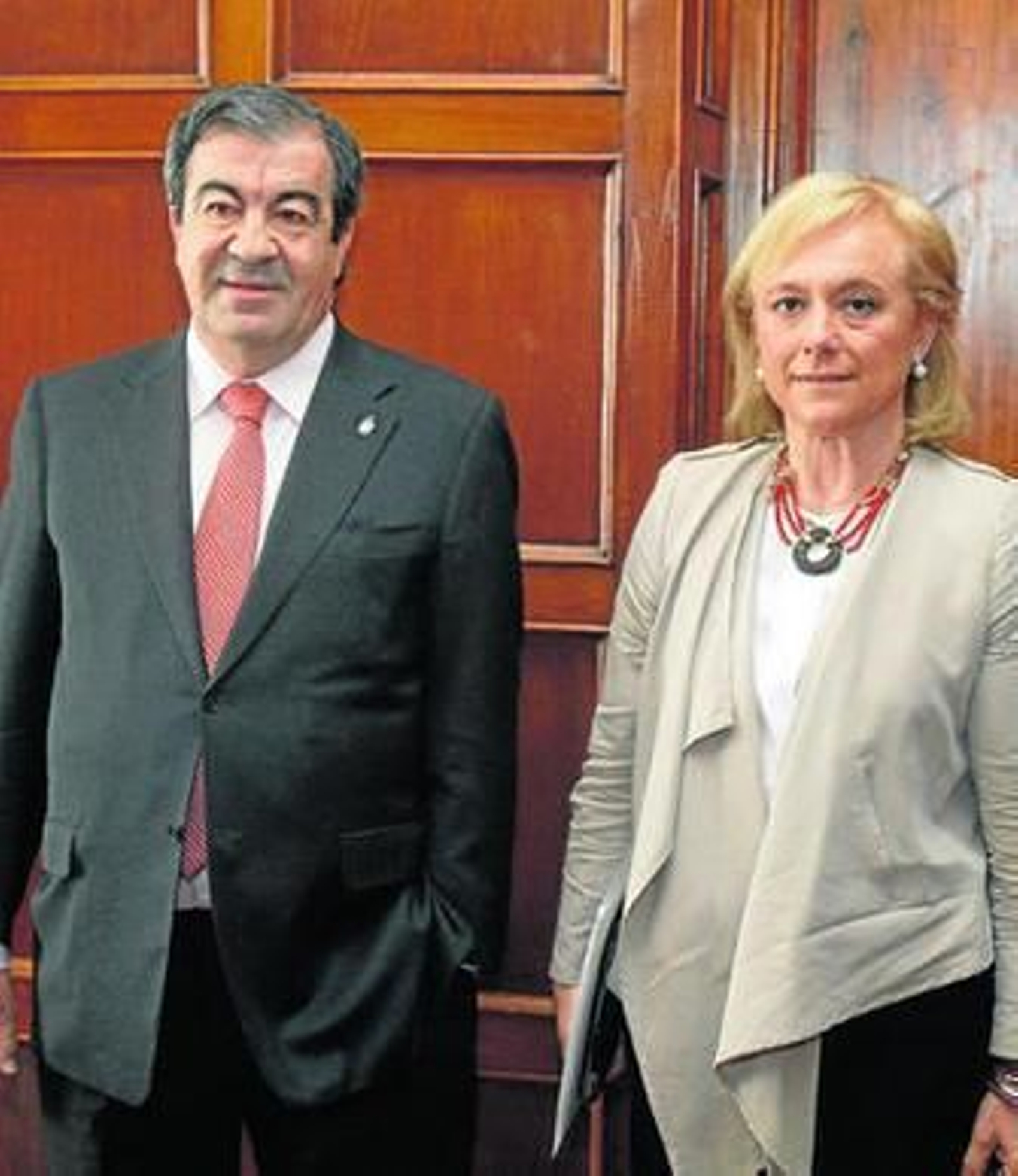 Francisco Álvarez-Cascos y  Mercedes Fernández, ayer en la sede del Parlamento asturiano.