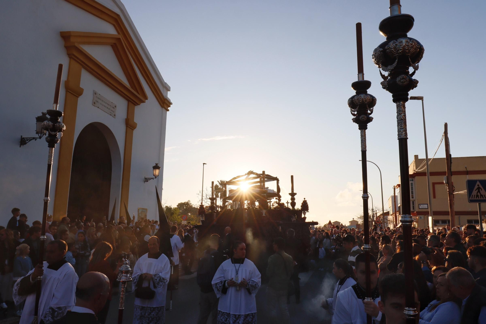 Imágenes de la salida de la Soledad en la Semana Santa de Chiclana 2025