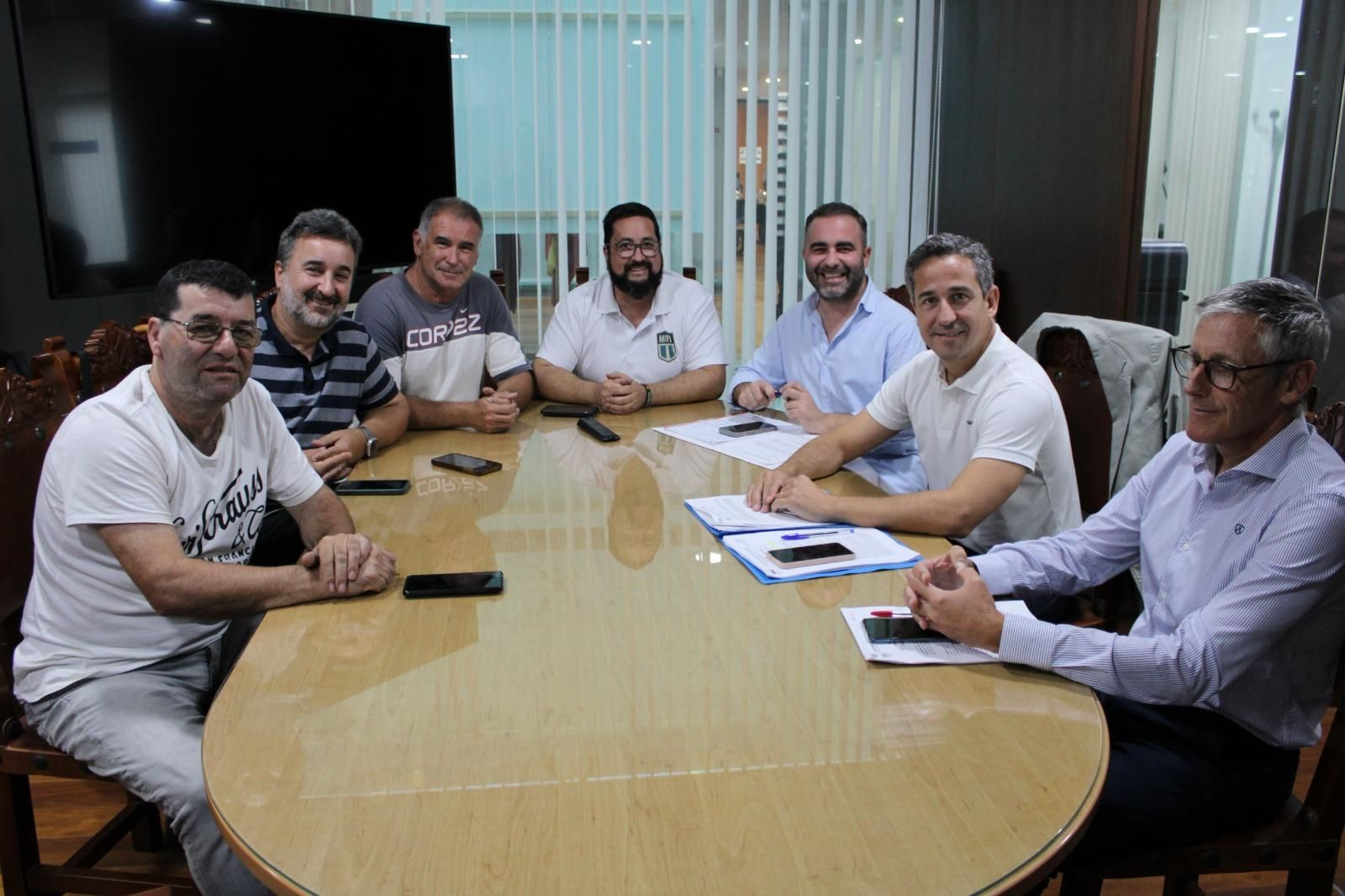 encuentro entre José Vera, Fede Díaz y representantes de la club de vehículos clásicos Escape Libre encuentro entre José Vera, Fede Díaz y representantes de la club de vehículos clásicos Escape Libre