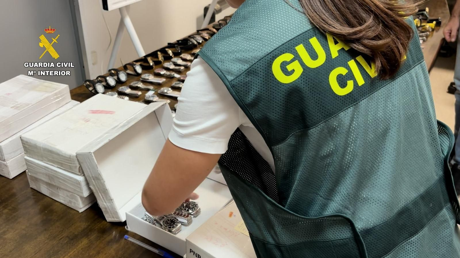 La Guardia Civil decomisando los relojes