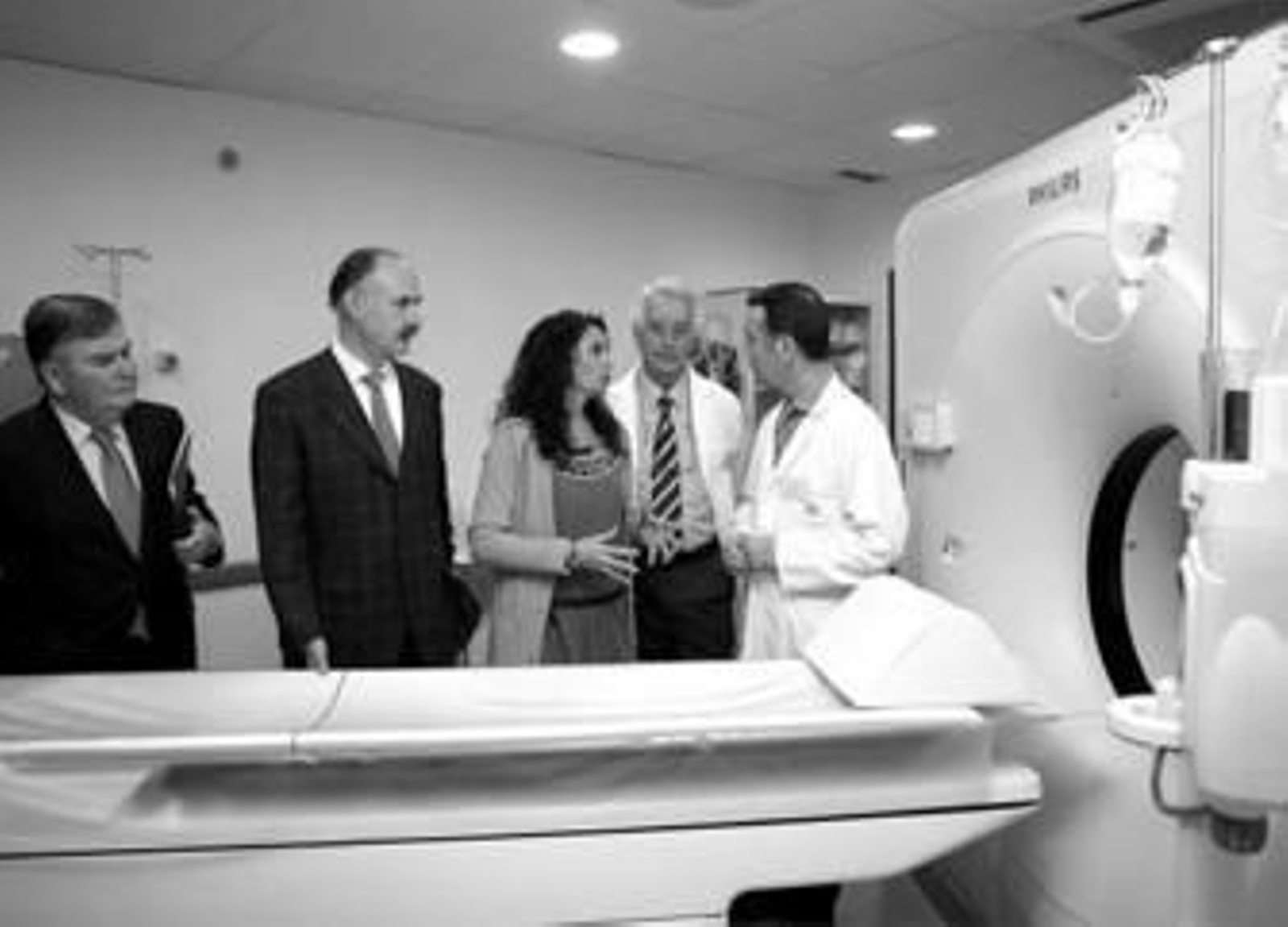 La consejera conversa con el jefe de Radiodiagnóstico del Juan Ramón. Pozuelo, Mañas y Medina escuchan.