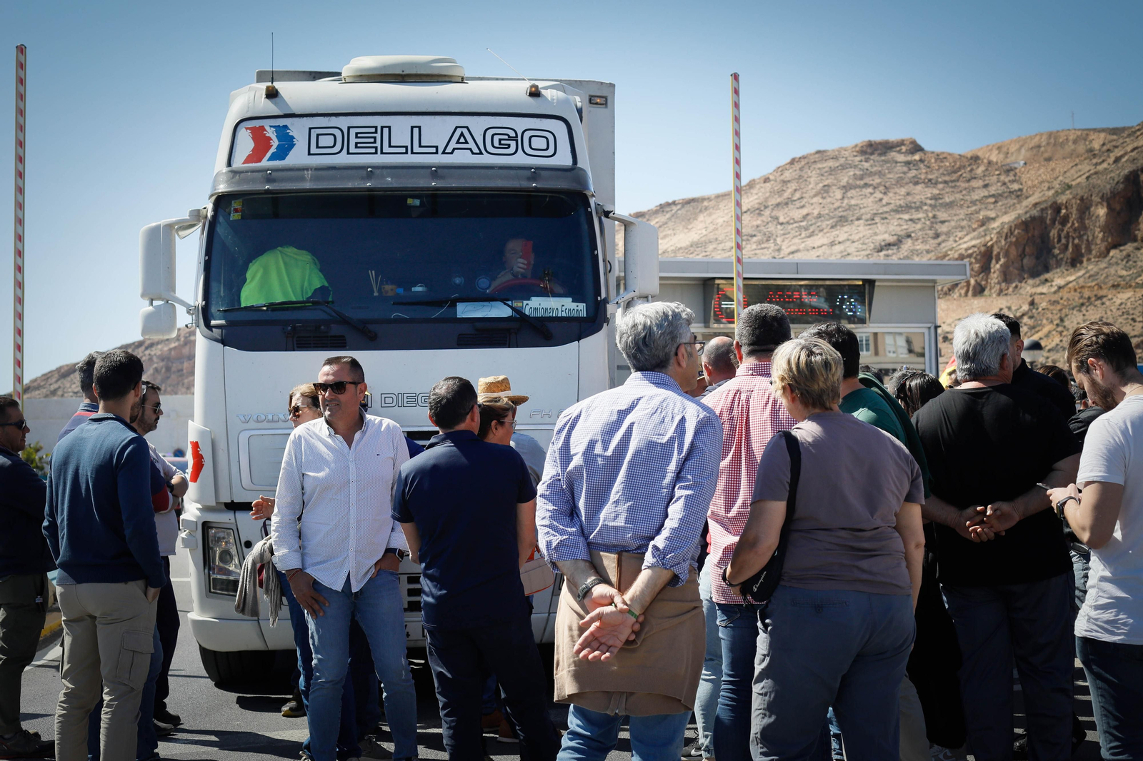 Los agricultores colapsan el puerto de Almería
