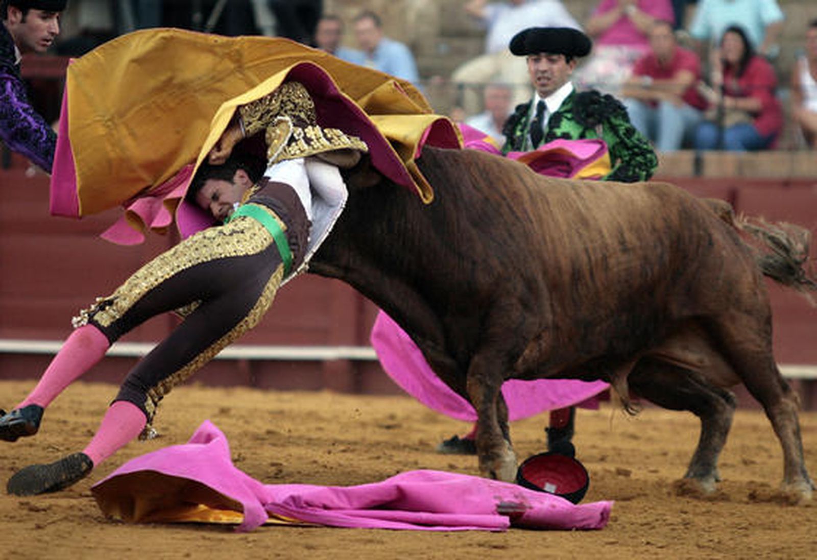 Momento en el que el toro coge a Espaliú.

Foto: Juan Carlos Muñoz