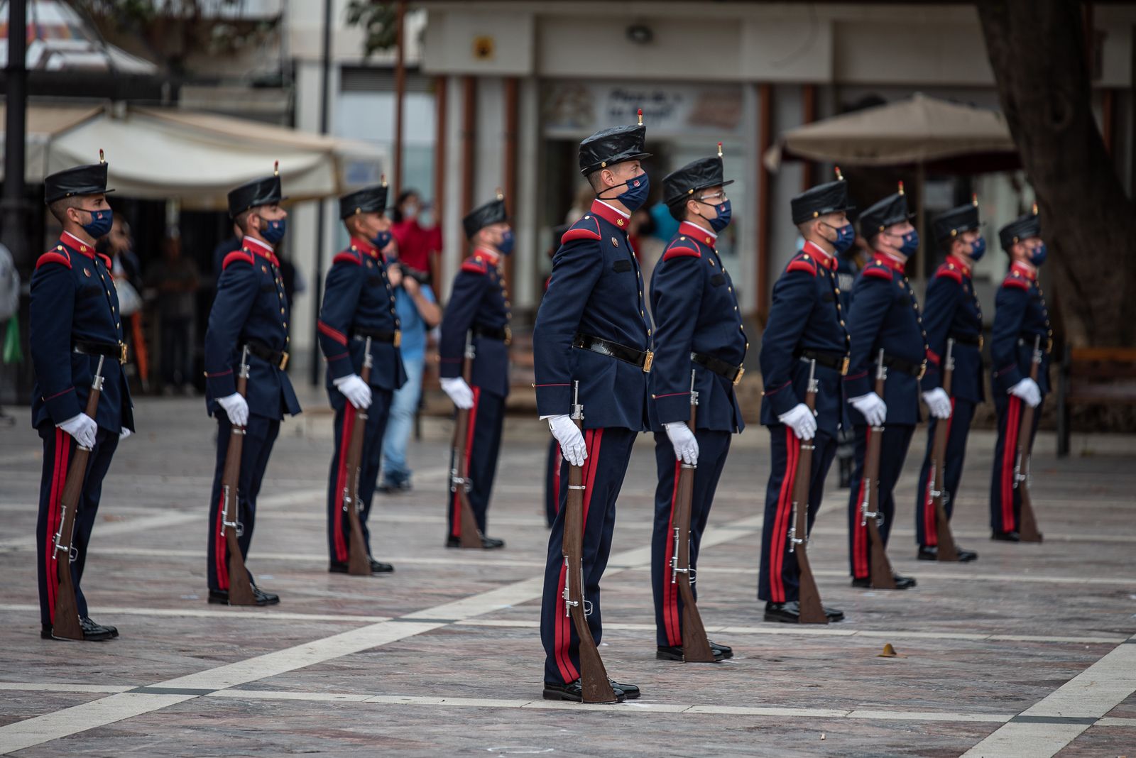 Imágenes del desfile de la Guardia Real por el centro de Huelva