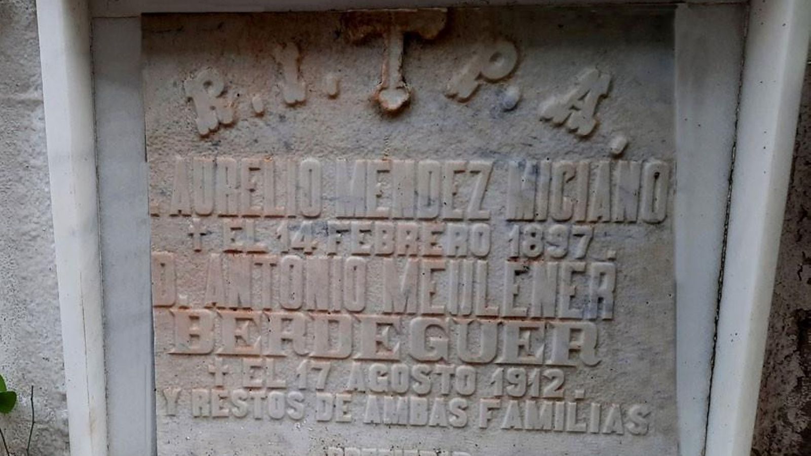 Sepultura del comandante Antonio Meulener Verdeguer en el cementerio de Algeciras.