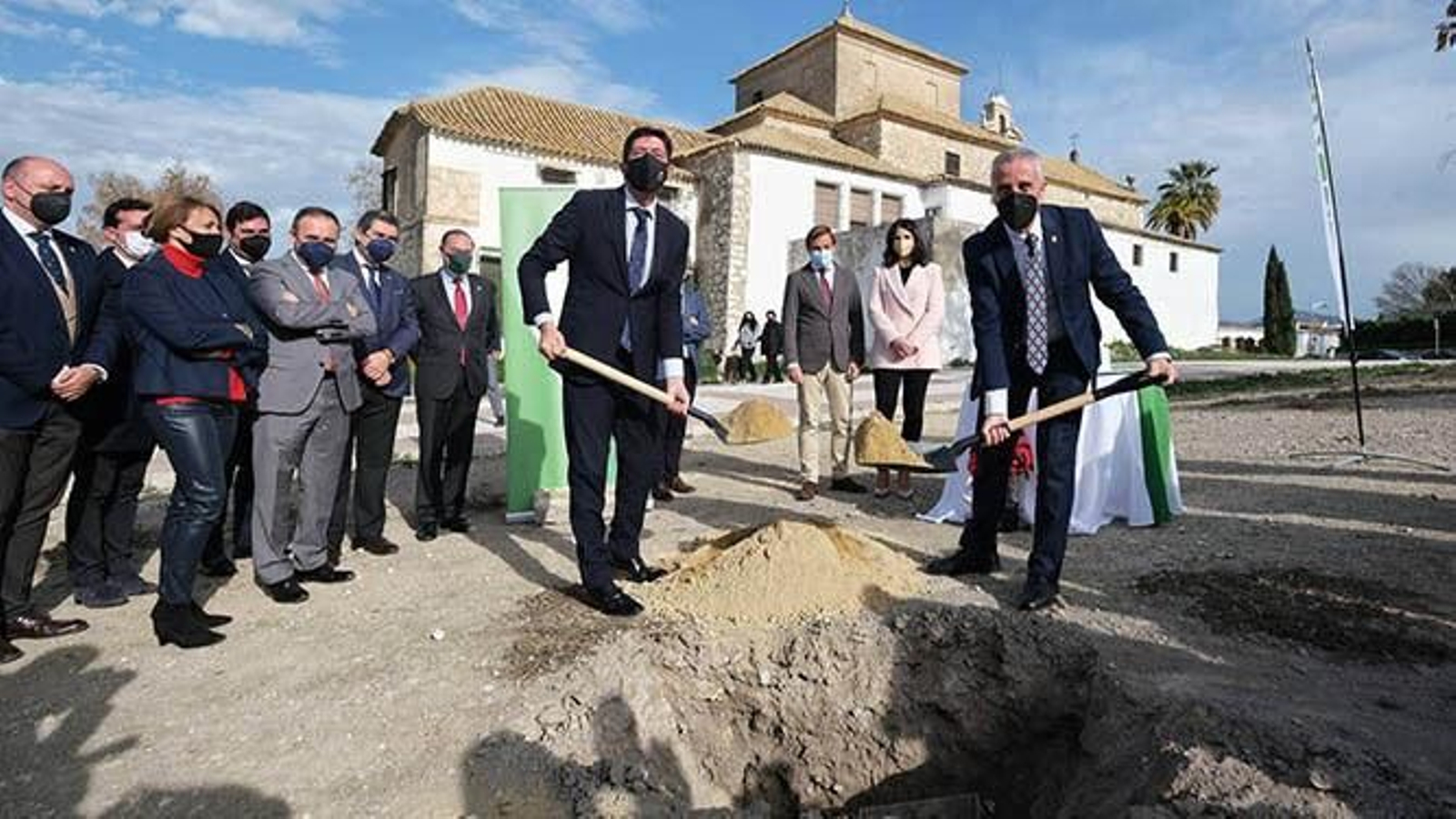 Juan Marín, exvicepresidente de la Junta; y Juan Pérez, alcalde de Lucena, en la colocación de la primera piedra de la sede judicial de Lucena en diciembre de 2021.
