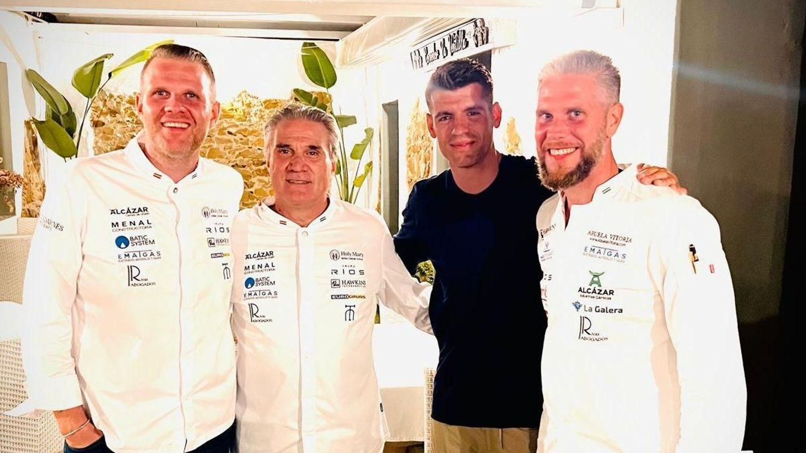 Álvaro Morata con el equipo del restaurante El Guadarnés
