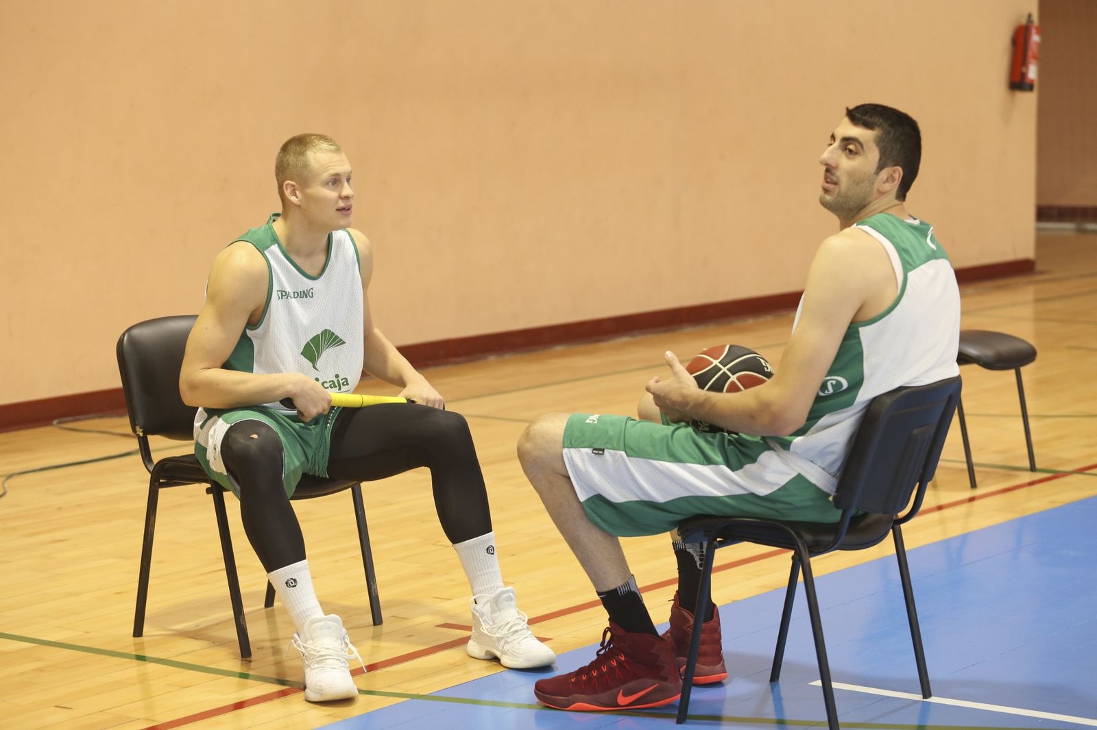 Sasu Salin y Giorgi Shermadini dialogan en un entrenamiento.