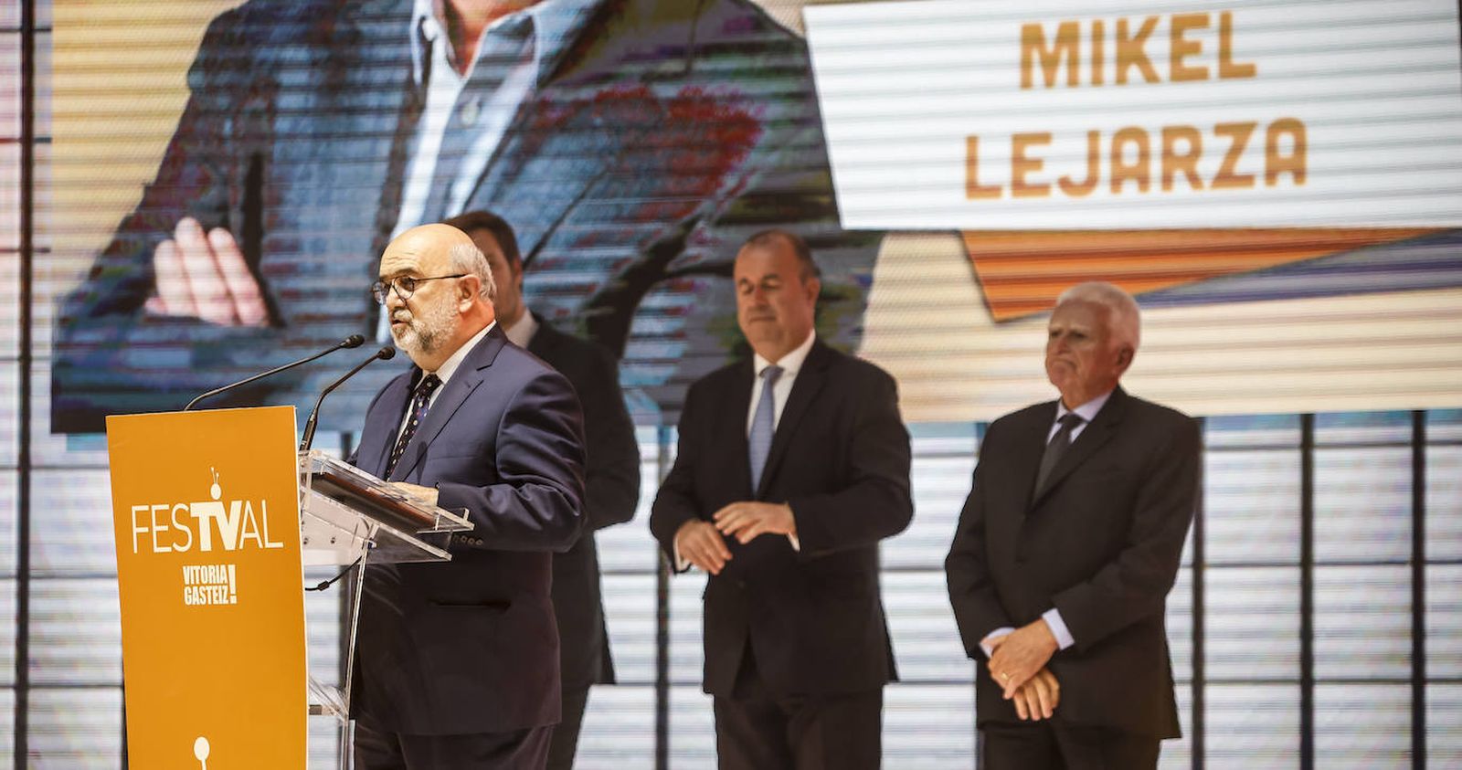 Mikel Lejarza recoge el premio Joan Ramón Mainat del 'FesTVal' de Vitoria.