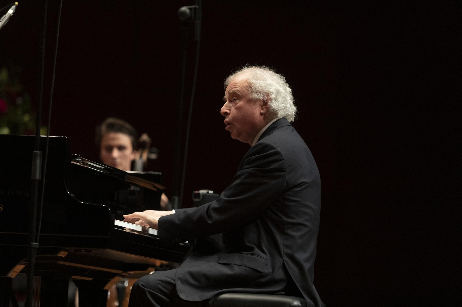 Sir Andras Schiff al piano.
