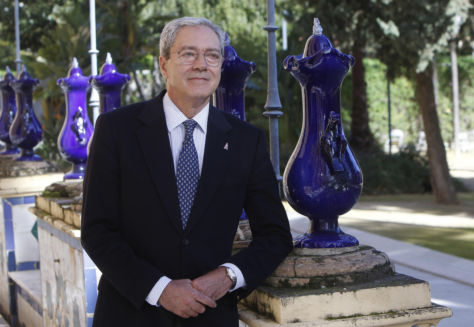 Rogelio Velasco posa para la entrevista en los jardines del Palacio de San Telmo.