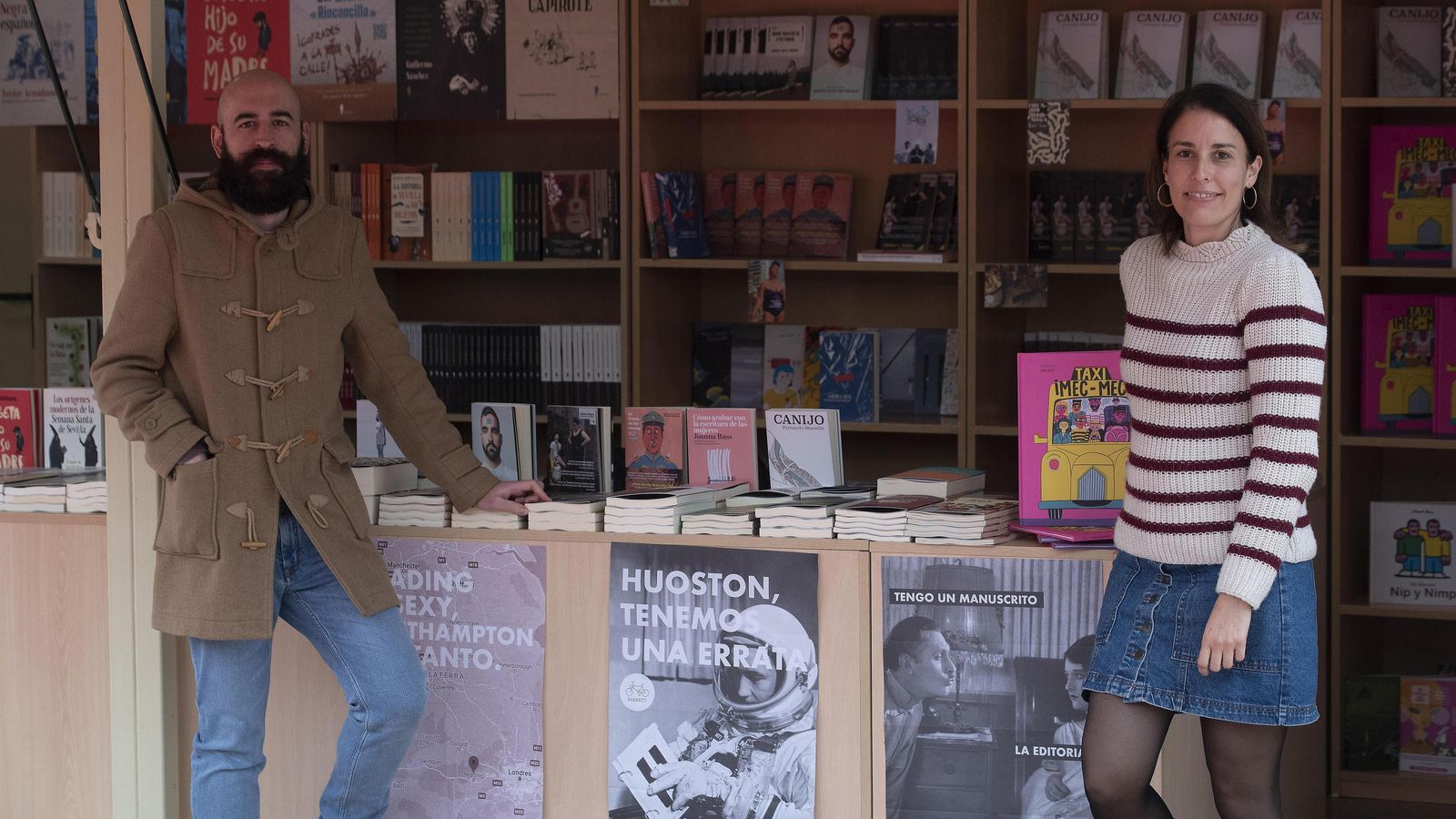 Gonzalo Gragera, de El Paseo Editorial, con Carmen Marín, de Barrett.