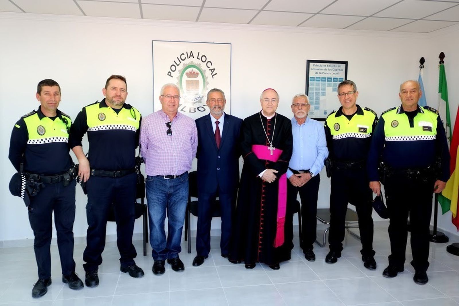 El Obispo de Almería, Adolfo González Montes, acompañó al alcalde, Frnacisco Torrecillas, en la inauguración de la Jefatura.