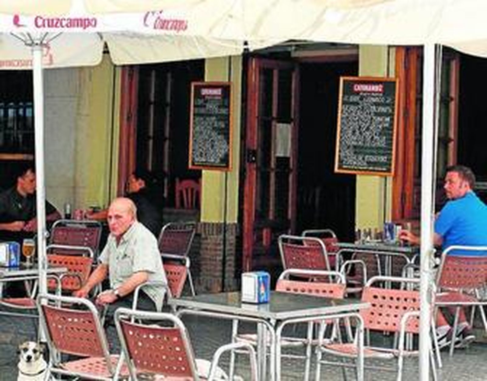 Veladores con muy poco público en un bar de Sevilla, la pasada semana.