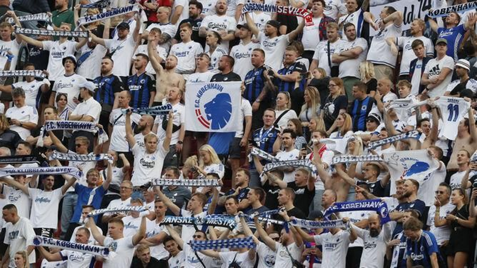 Imagen de la hinchada del Copenhague en el Ramón Sánchez-Pizjuán.