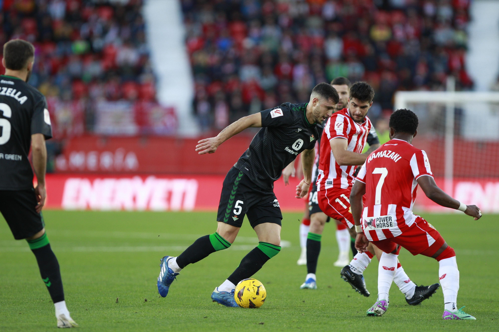 Imágenes del partido de fútbol U.D. Almería-Real Betis Balompié