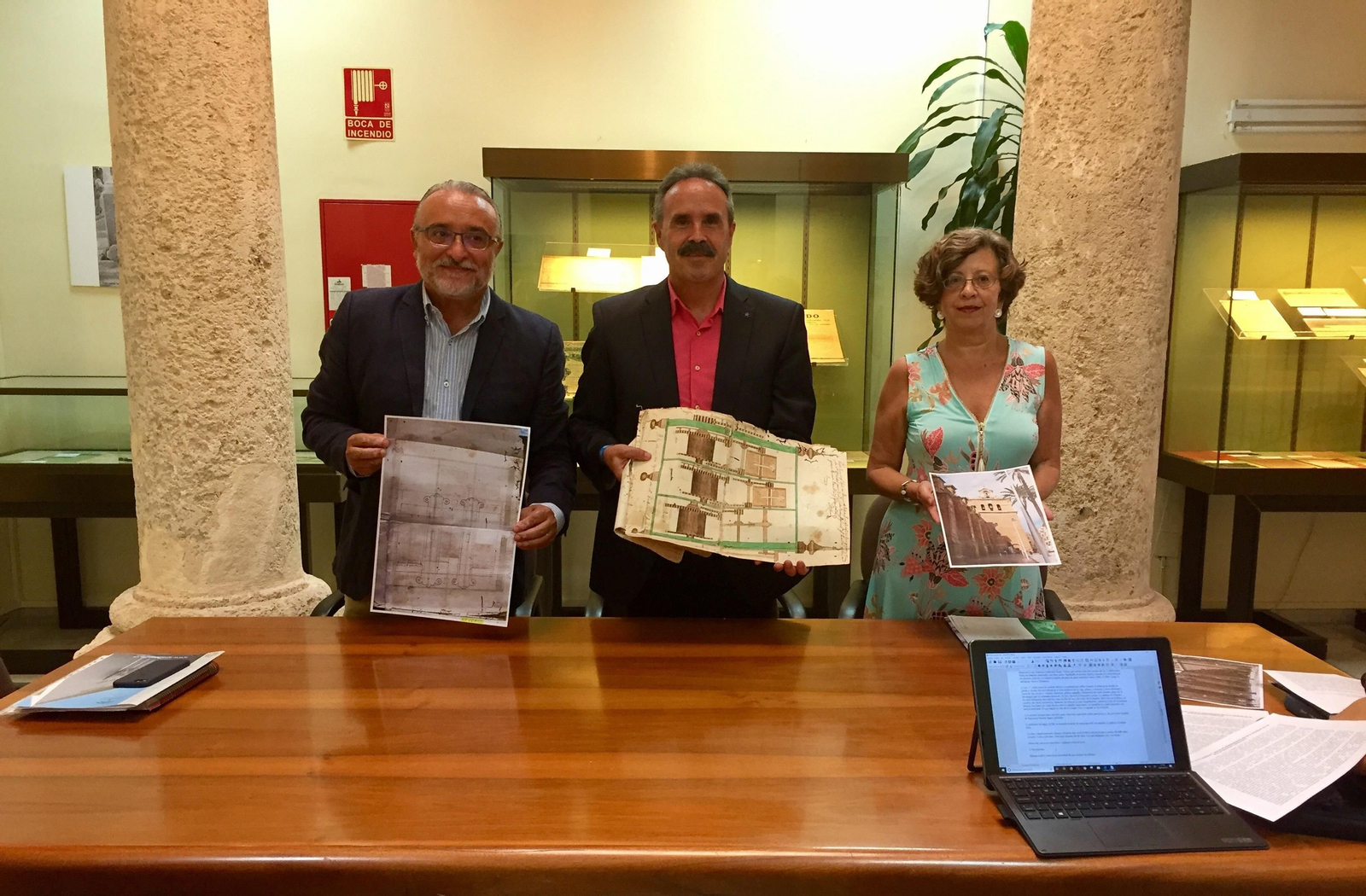 Jesús Rodríguez Vaquero, Alfredo Valdivia y María Luisa Andrés, ayer, con el documento del mes.