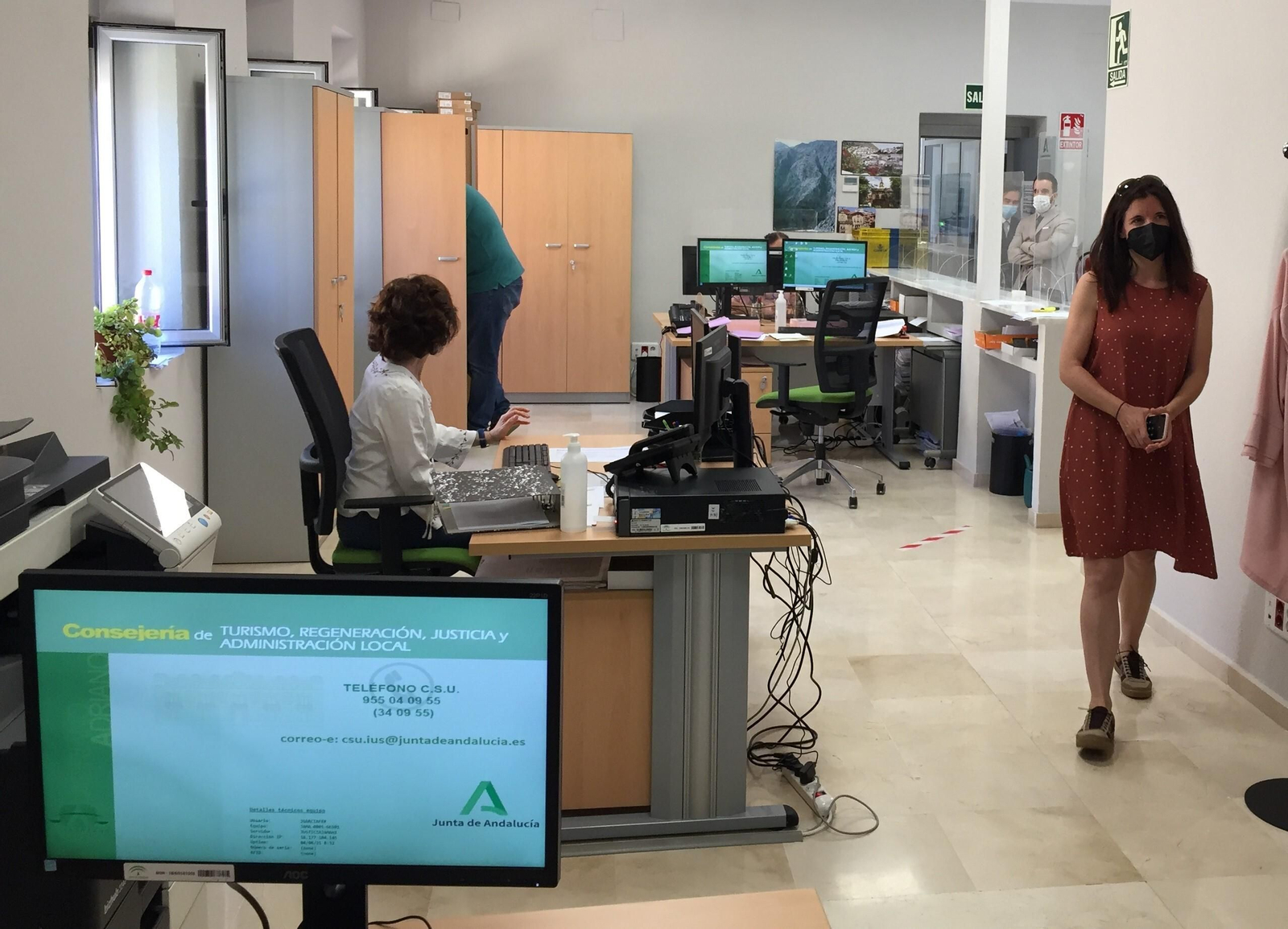 Funcionarios trabajan con los ordenadores en un juzgado.