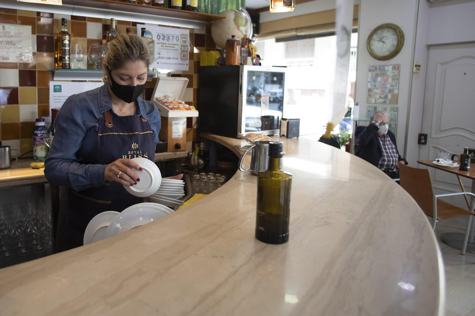 Así ha sido la vuelta de los bares y comercios de Granada tras tres semanas de cierre, en imágenes