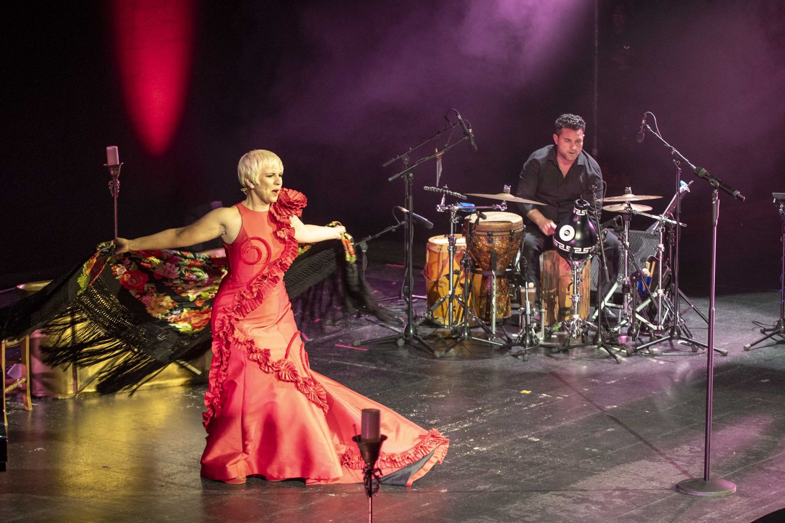 Pasión Vega durante su actuación en el Maestro Padilla.