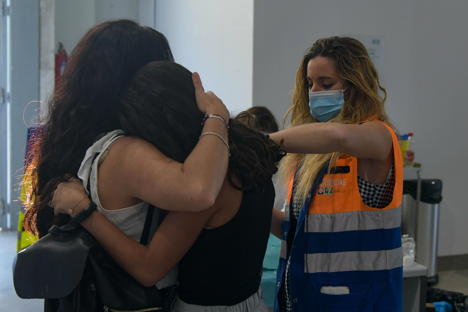 Dos mujeres se abrazan al recibir una de las últimas vacunas administradas ayer en el Parque Norte de Bomberos de Granada.