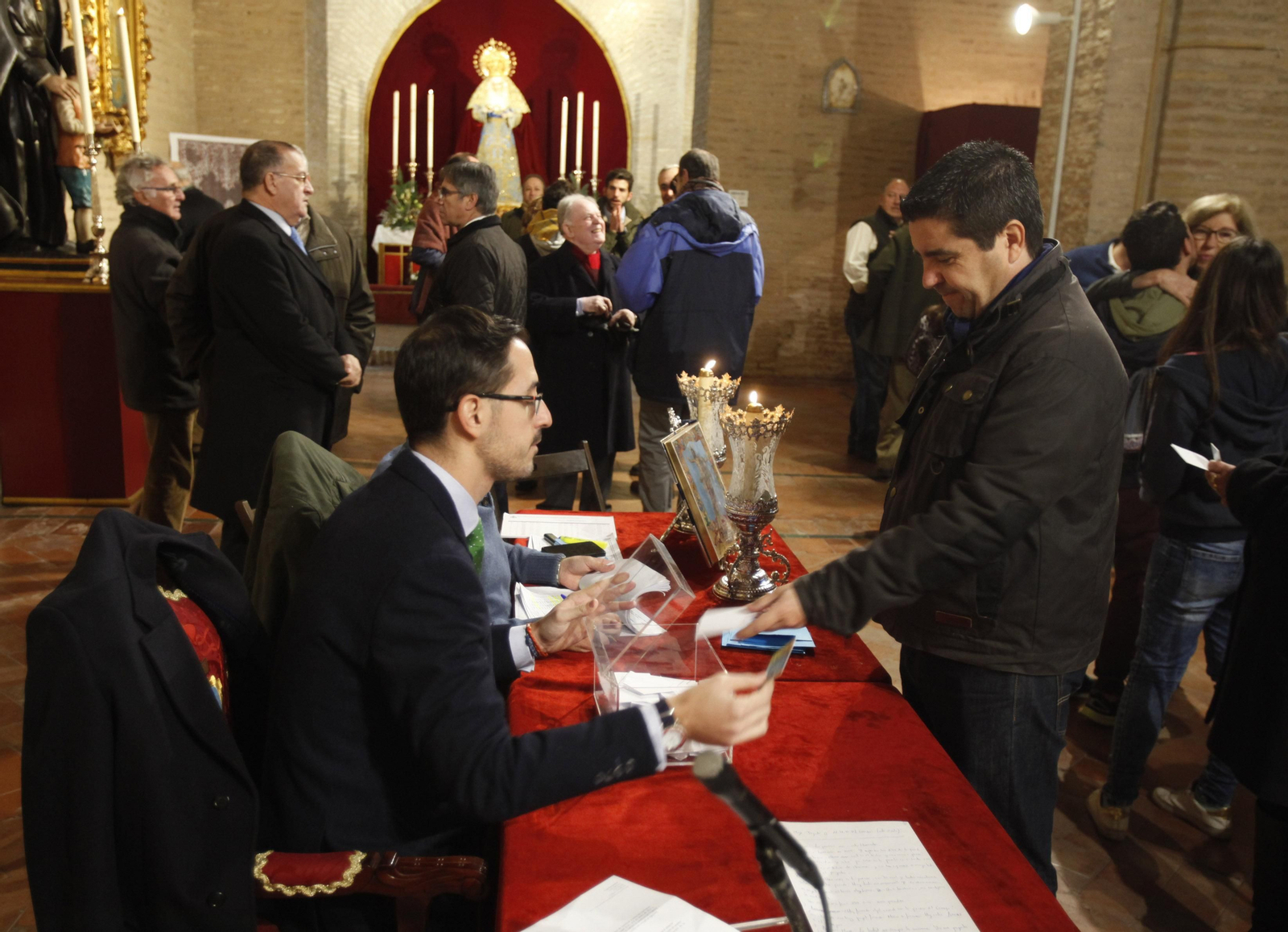Un momento de la votación ayer en la casa hermandad de Santa Marina.