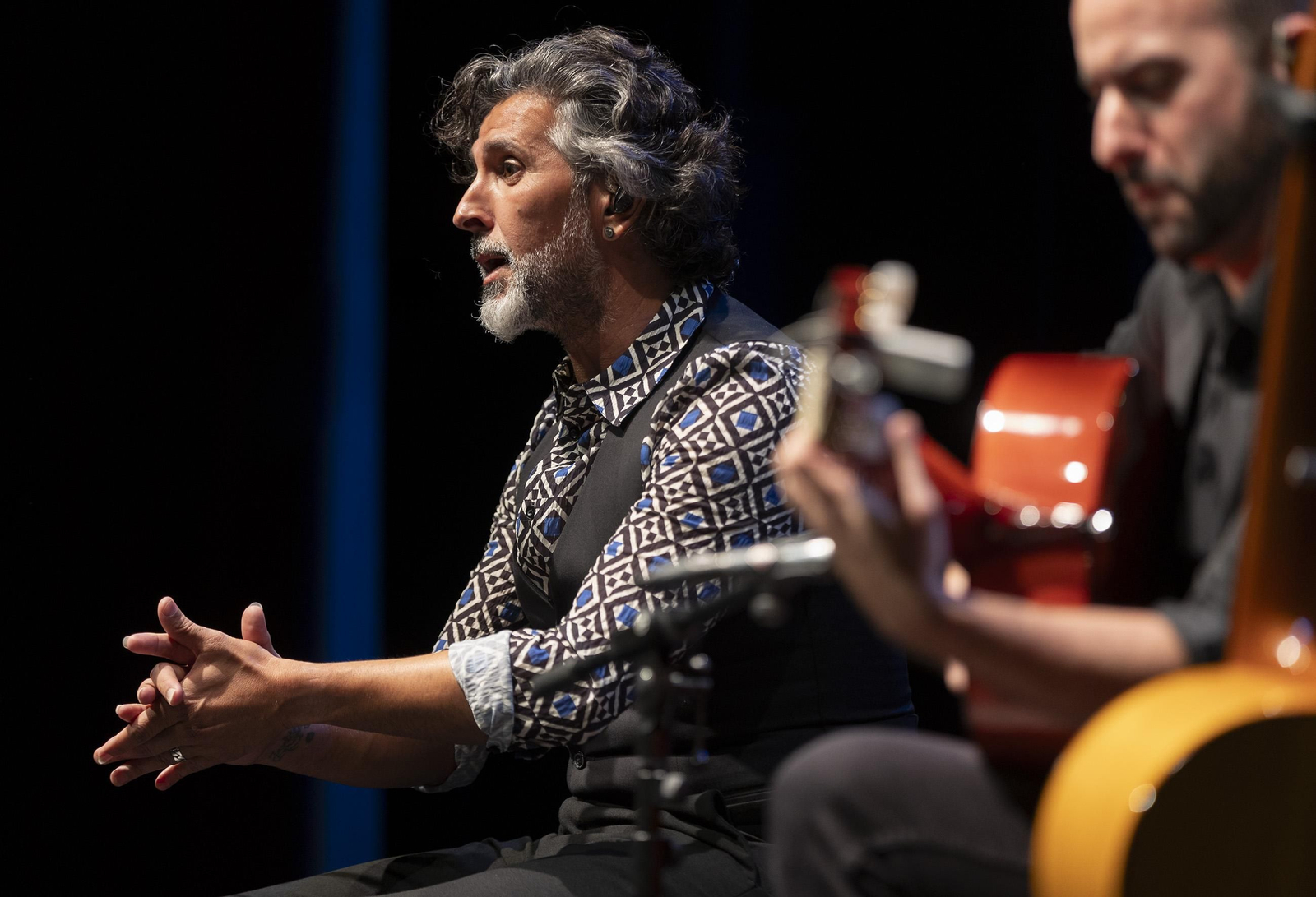 Arcángel y el guitarrista Francis  Gómez en un momento del recital.