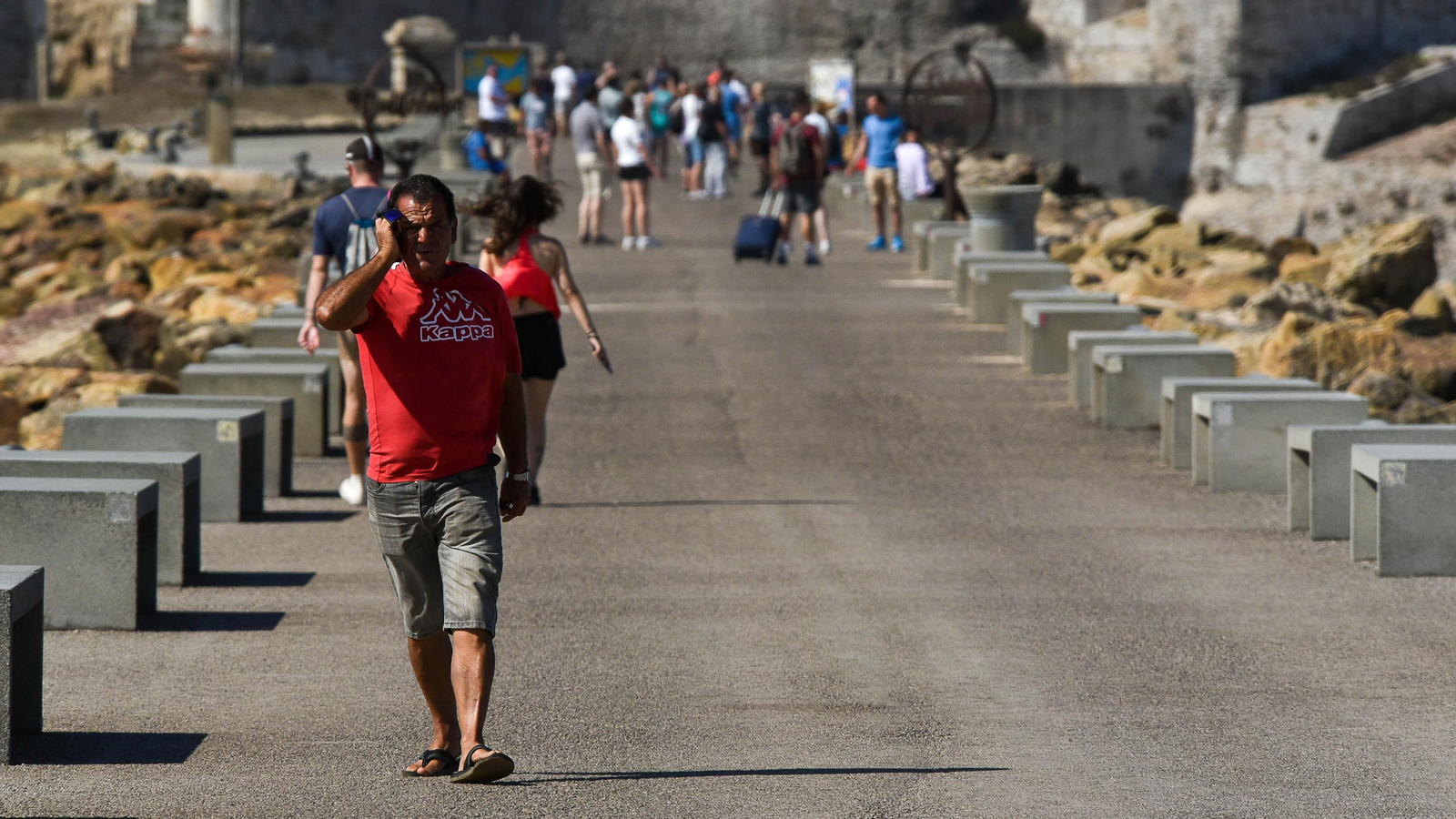 Un día de levante fuerte en Tarifa, en imágenes