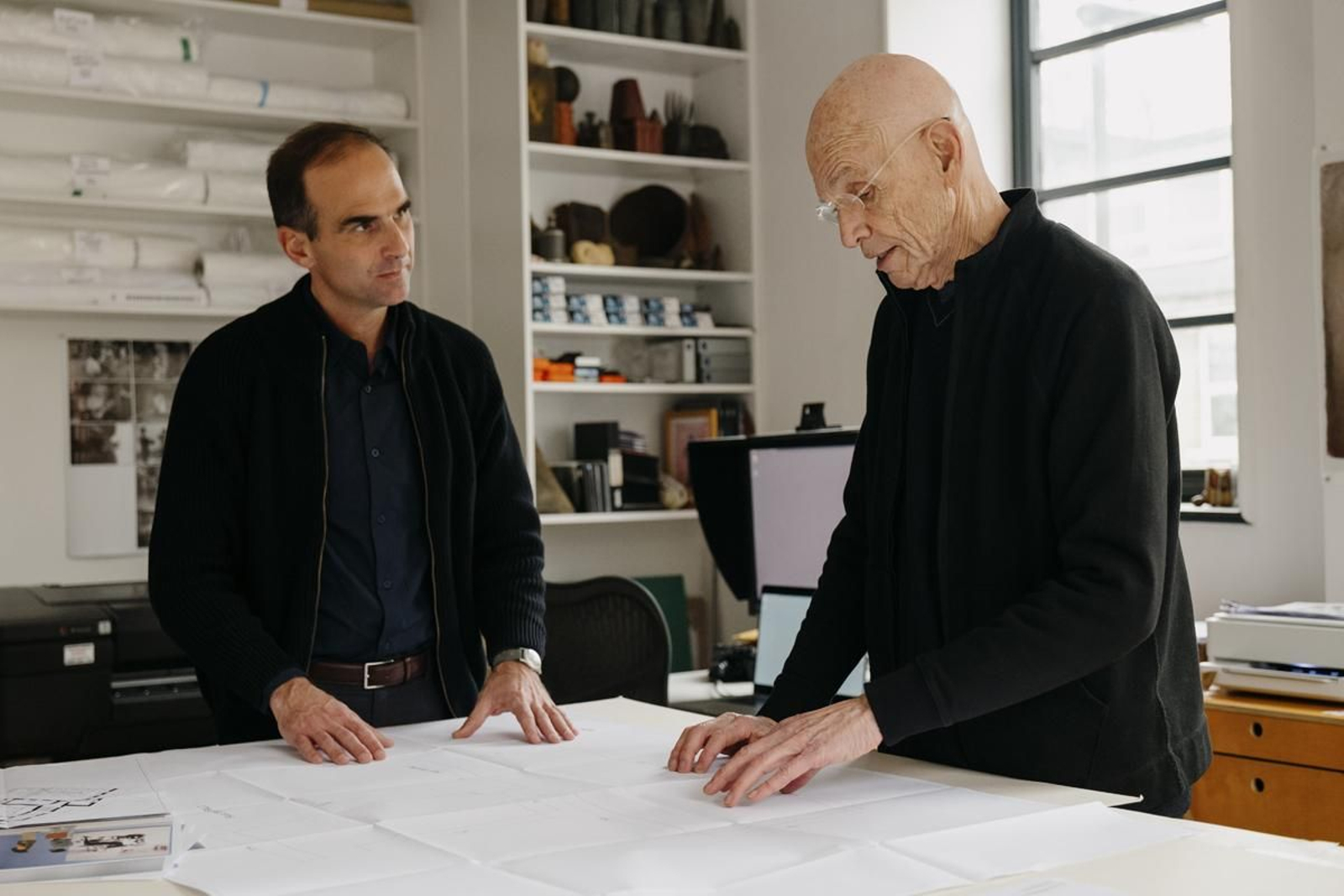 Miguel López-Remiro y Joyel Meyerowitz, en el estudio del artista en Londres. Miguel López-Remiro y Joyel Meyerowitz, en el estudio del artista en Londres.