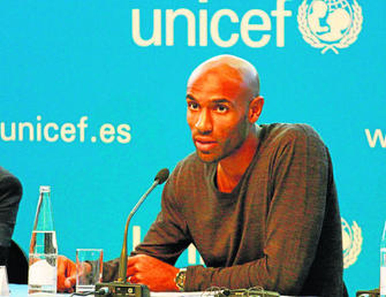 Fréderic Kanoute participó ayer en una mesa redonda sobre la dignidad de los niños en África.