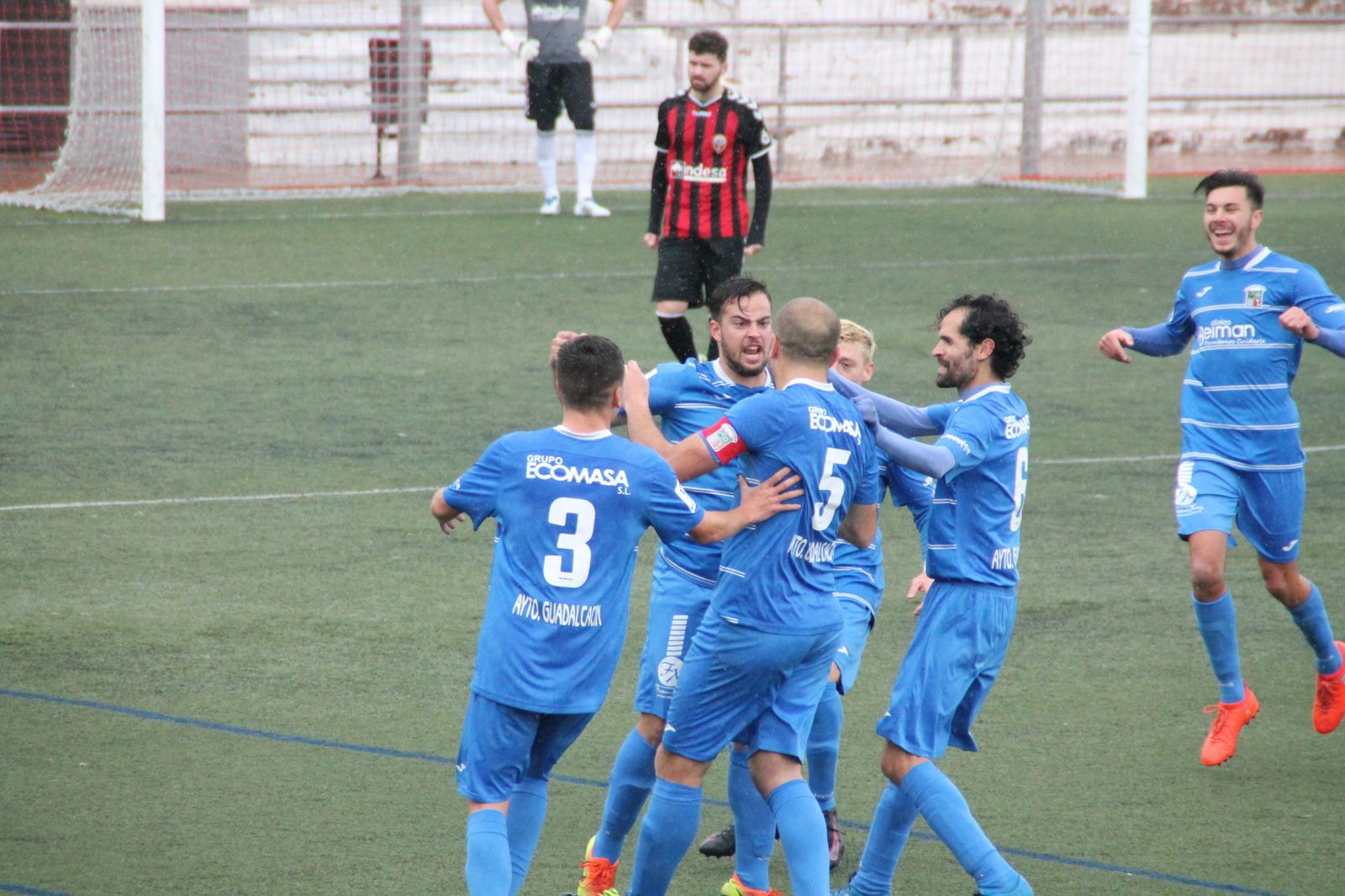 Los jugadores del Guadalcacín celebran el gol de la victoria en Las Cabezas, la pasada jornada.
