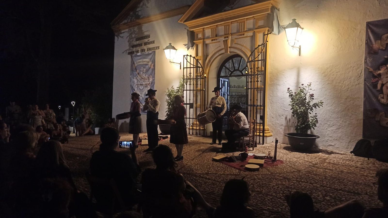 Actuación durante la Noche en Blanco de Alájar.