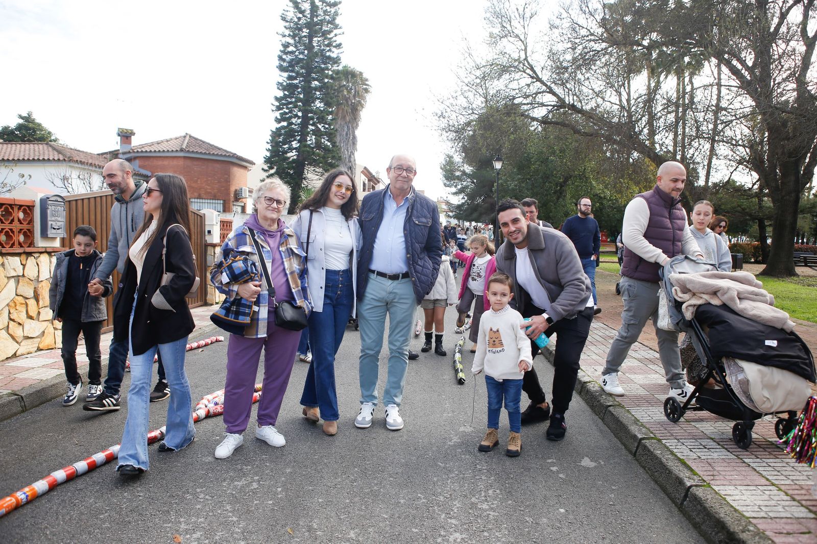 Búscate en las fotos del arrastre de latas 2026 en Los Barrios