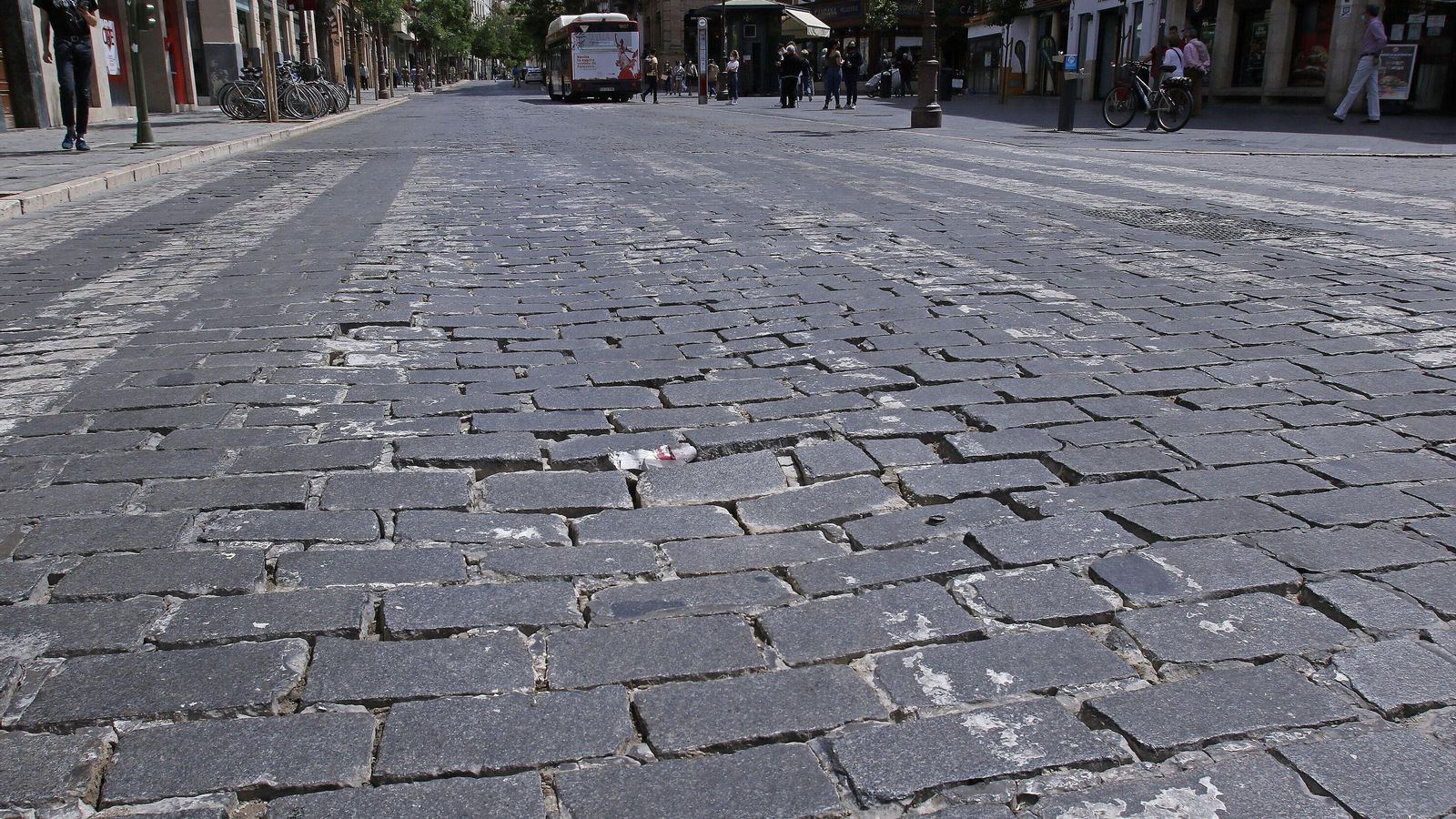 Un peligroso desnivel en el pavimento de la Campana.