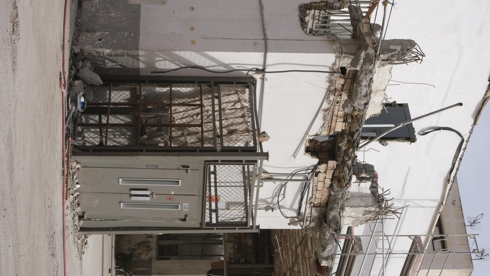 Las mejores imágenes del derribo de la oficina central de Correos en Almería