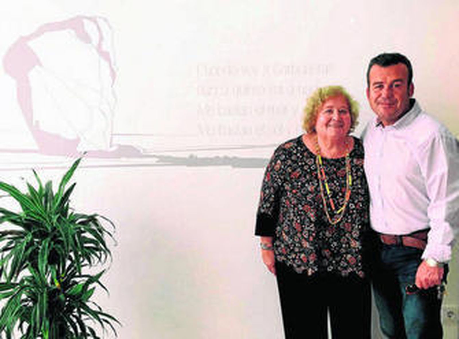 La escritora Romero Yebra, junto al alcalde de Carboneras, en la sala que lleva su nombre en la Biblioteca.