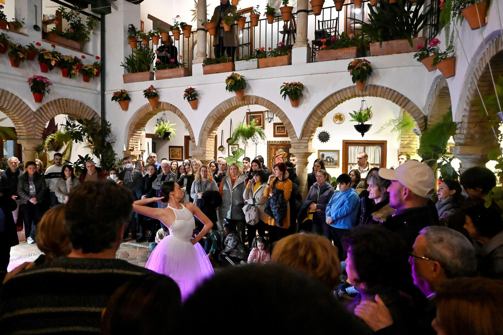 La Navidad llega a los Patios de Córdoba plagada de espectáculos y villancicos, en imágenes