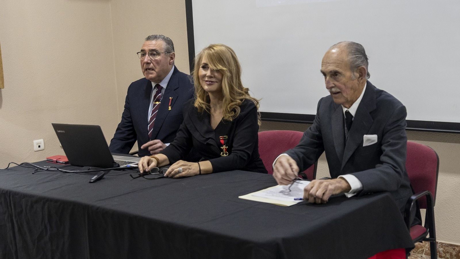 María Fidalgo Casares, junto a Felipe Morenés y Julián Calvo.