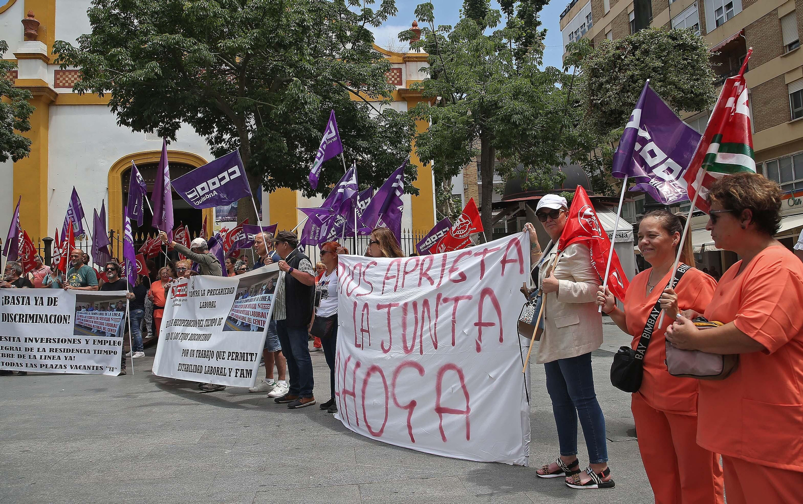 La manifestación de la plantilla de la residencia de Tiempo Libre de La Línea, en imágenes