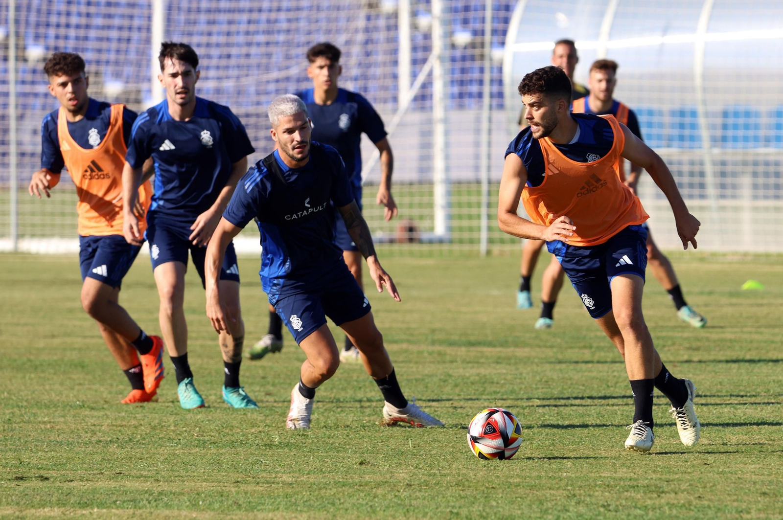 Los jugadores del Recre se ejercitan en el primer entrenamiento de la pretemporada.