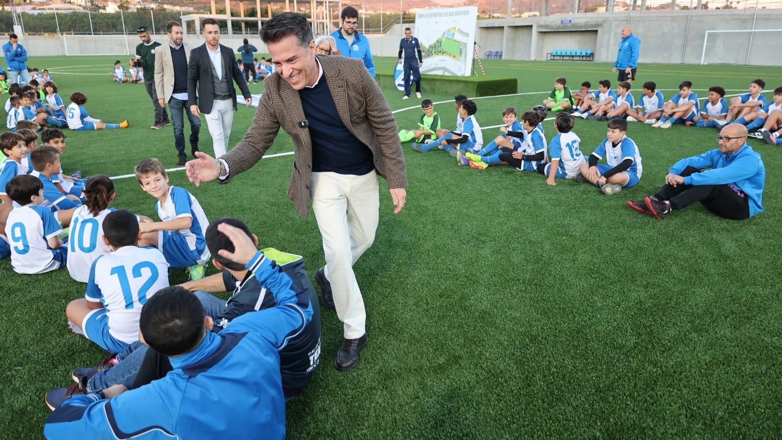 Óscar Medina, alcalde de Torrox, saludando a jugadores del Club Recreativo El Morche.