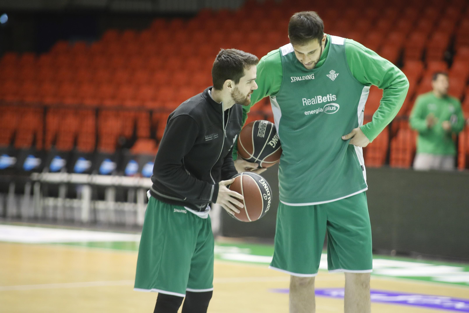 Mikel Úriz e Iván Cruz dialogan durante un entrenamiento.