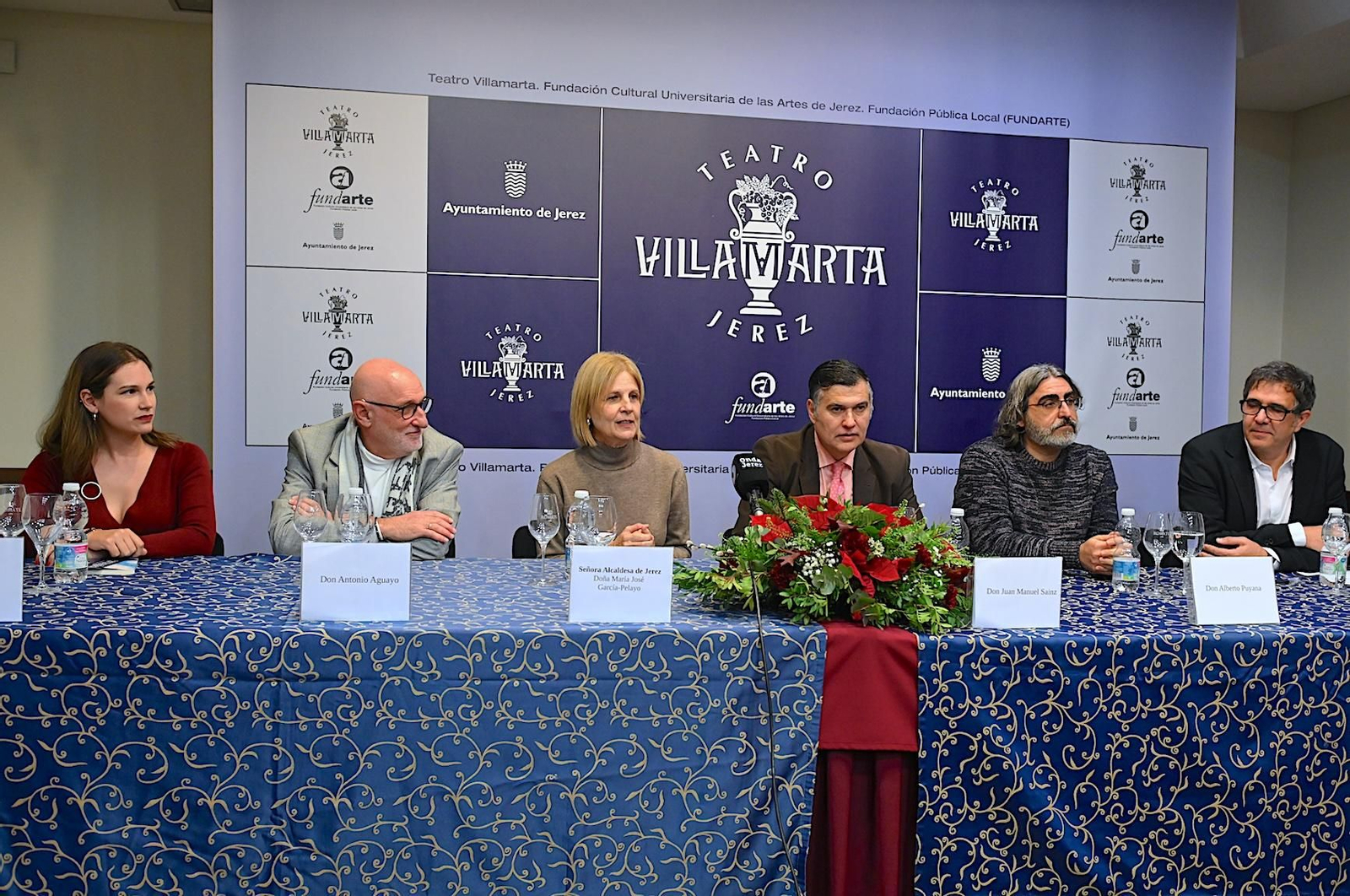 La alcaldesa asiste a la presentación del libro de Juan Manuel Sainz Peña.