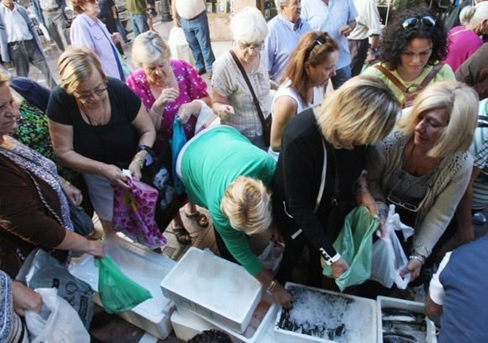 Los pescaderos reparten pescado gratis contra la venta ambulante