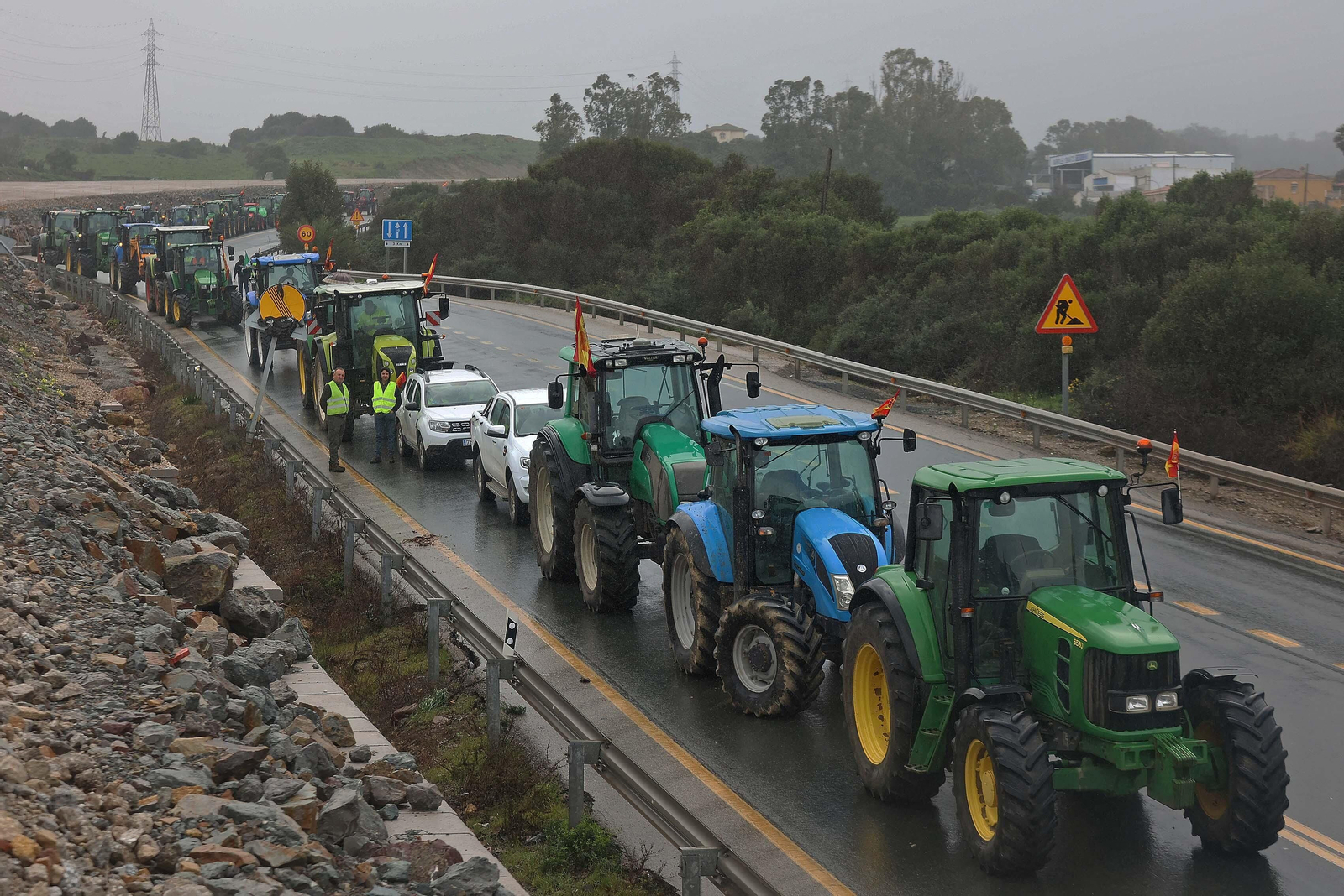 El corte del acceso sur de Algeciras por los tractoristas de Cádiz, en imágenes