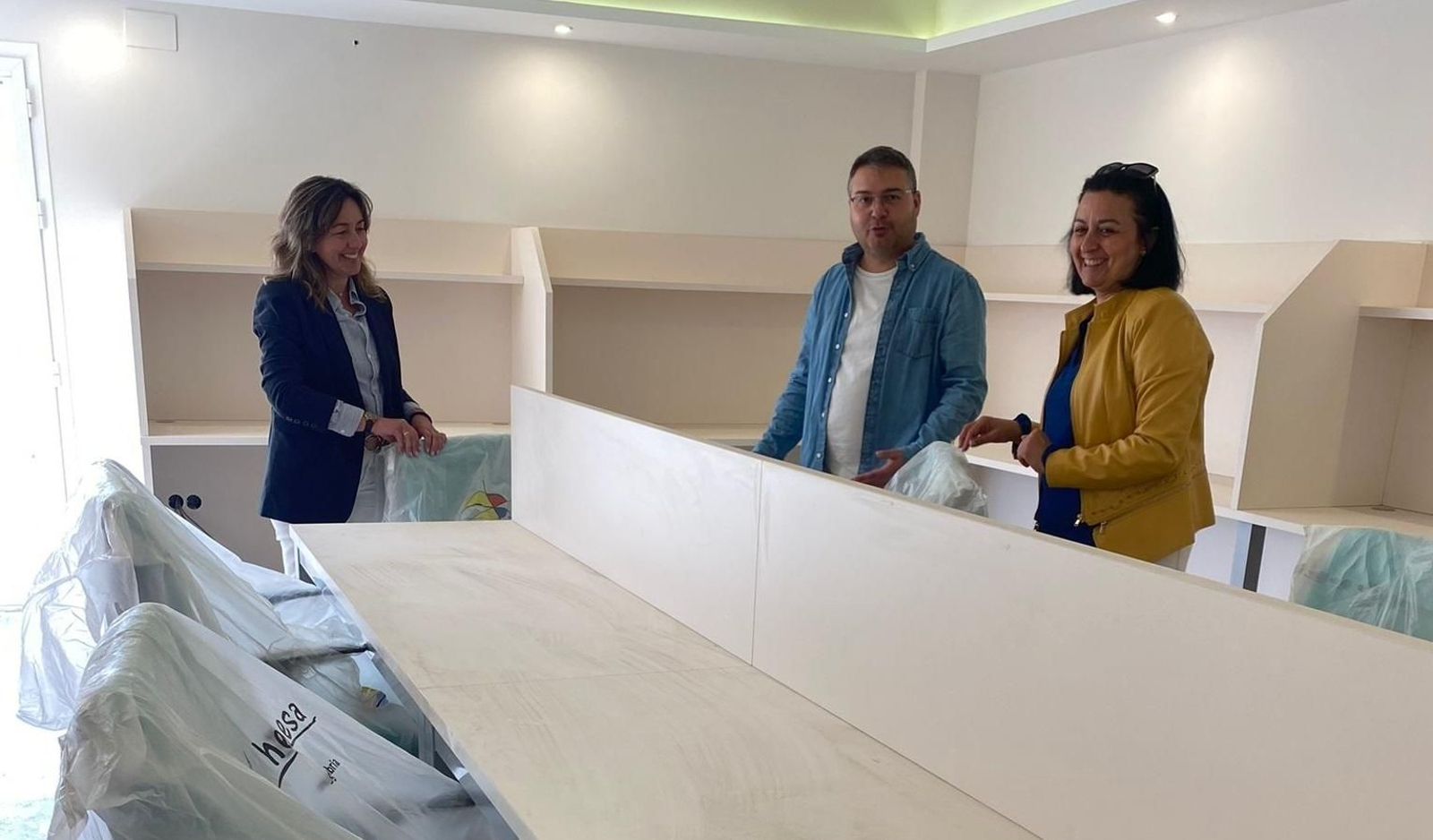 La alcaldesa ha visitado la nueva sede de la asociación cultural para los jóvenes.