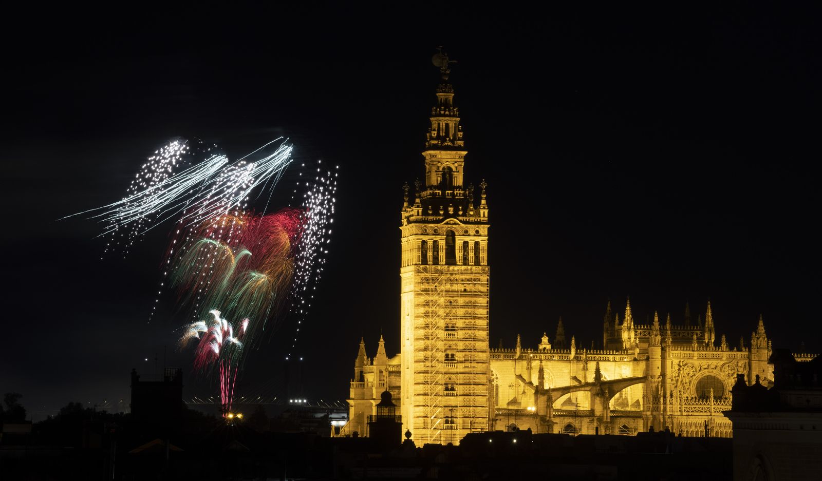 El espectáculo de fuegos artificiales de la Feria de Sevilla  2023