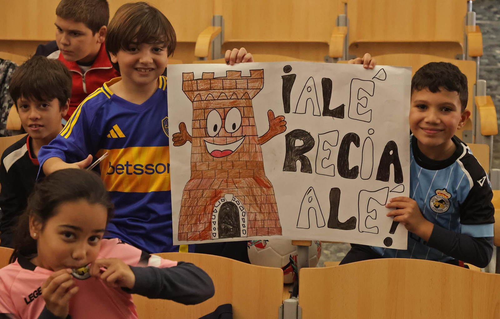 Las fotos de la visita de los jugadores de la Balona al colegio Salesianos de La Línea