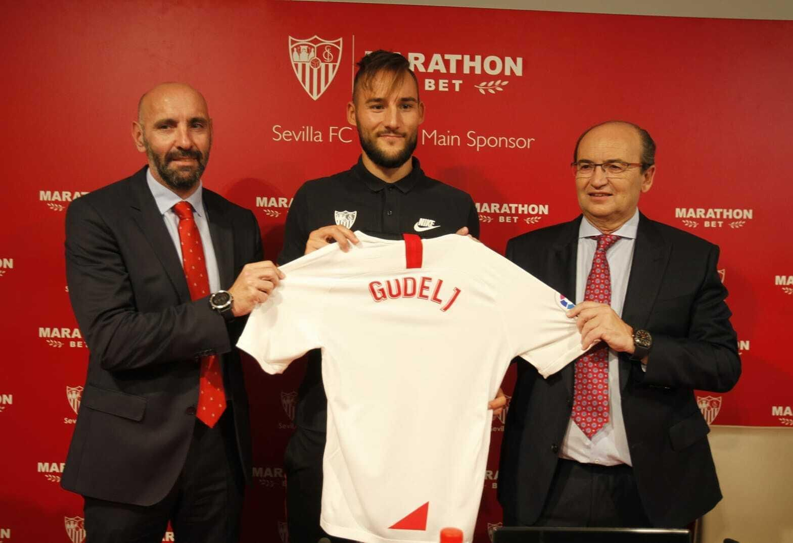 Gudelj, flanqueado por Monchi y Castro.