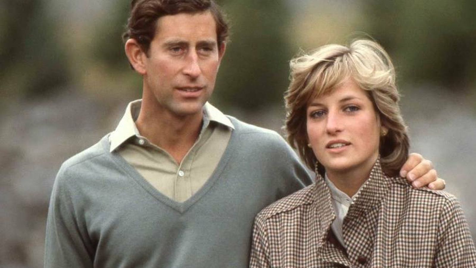 El príncipe de Gales, con la malograda Diana de Gales tras anunciarse su compromiso.